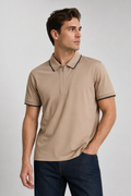 Playeras Polo Para Hombre Con Cierre Microperforada Super Stretch Detalles Contrastantes A65409 Camel