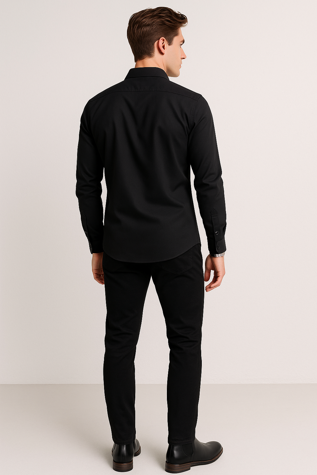 Una camiseta negra de manga larga para hombres con vista delantera y Una camiseta negra de manga larga para hombres con vista delantera y