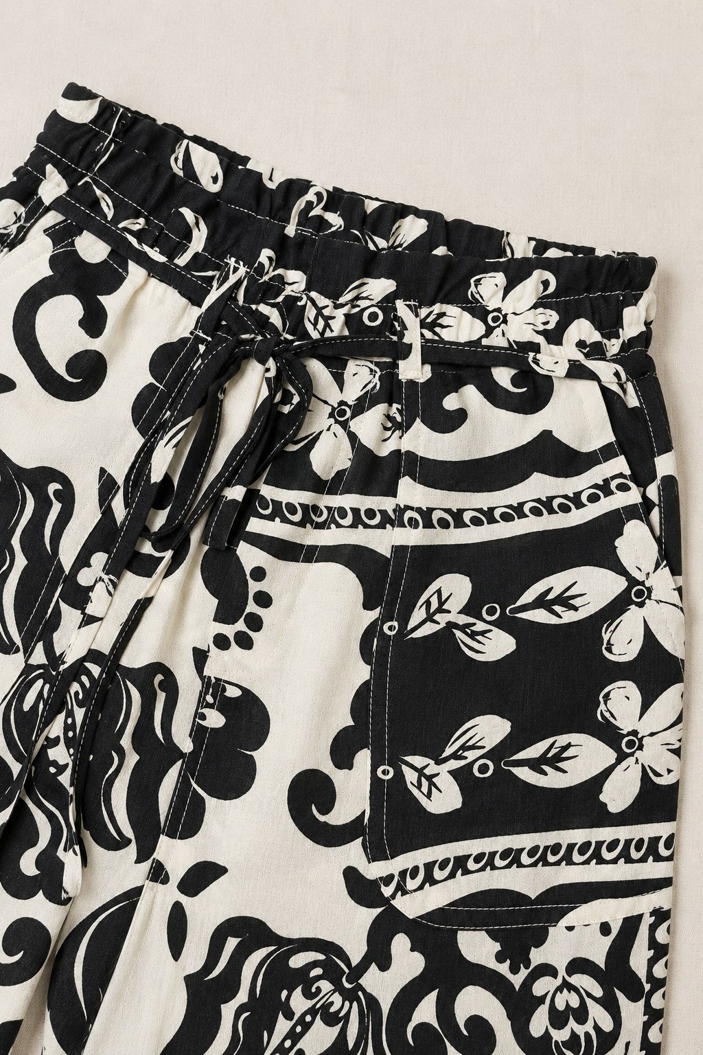 Pantalones Para Mujer Slim Con Jareta y Olanes W61132 Hueso/Negro